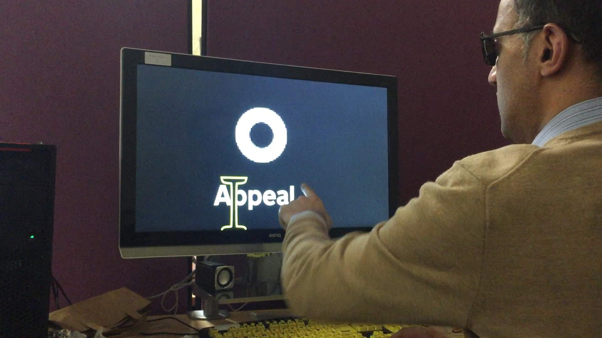 User with low vision using assistive technology (ZoomText)